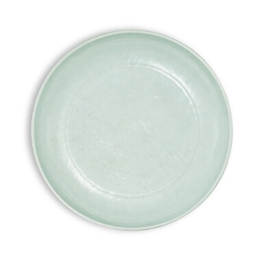 Voir en plein écran - Voir 1 du lot 394. An incised white-glazed 'lotus' dish, Qing dynasty, Qianlong period 清乾隆 白釉劃花蓮紋盤.