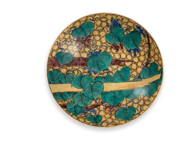 View full screen - View 1 of Lot 2023. A porcelain dish, Fuku mark, Ko-Kutani type, Hizen, Yamabeda kiln, Edo period, circa 1640-50 | 色絵葡萄文大皿 肥前 古九谷様式 山辺田窯 江戸時代前期 1640~50年代.