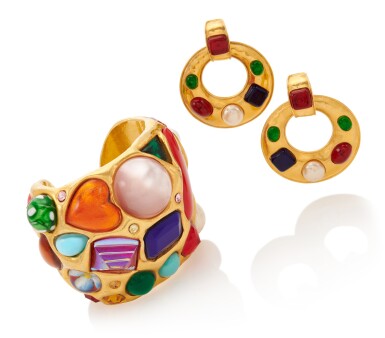 View full screen - View 1 of Lot 150. CHANEL | MULTICOLOR GRIPOIX AND FAUX PEARL CUFF AND PAIR OF EARCLIPS .