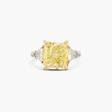 View full screen - View 1 of Lot 1449. Fancy Yellow Diamond and Diamond Ring | 5.92 克拉 彩黃色鑽石 配 鑽石 戒指.