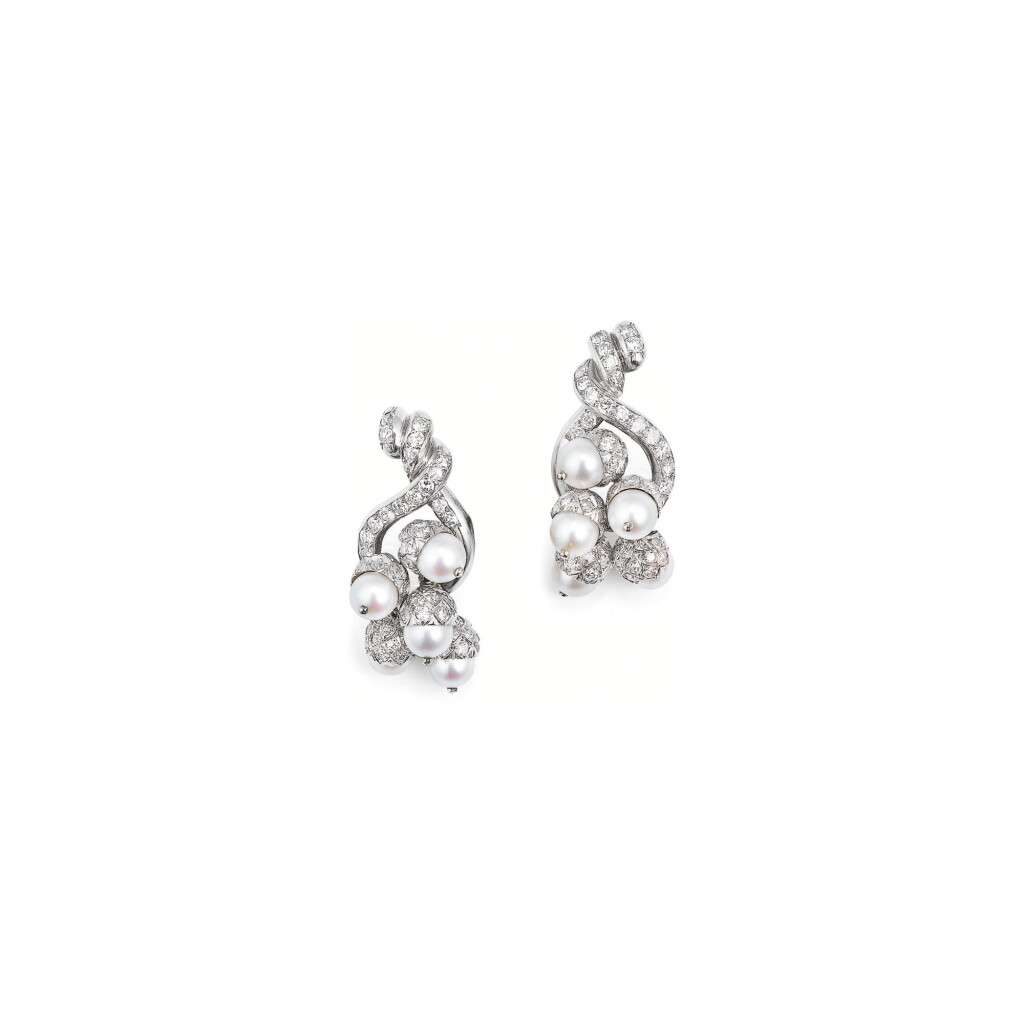 View full screen - View 1 of Lot 250. PAIRE DE CLIPS D'OREILLE PERLES DE CULTURE ET DIAMANTS, RENÉ BOIVIN, 1940 | PAIR OF CULTURED PEARL AND DIAMOND EAR CLIPS, RENÉ BOIVIN, 1940.