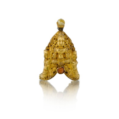 View full screen - View 1 of Lot 117. A gold and pearl ring of three divinities, probably Lakshmi India or Southeast Asia | 印度或東南亞 約1900年 金嵌寶或為吉祥天女像戒指.