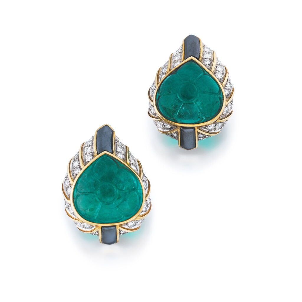View full screen - View 1 of Lot 123. Repossi | Paire de clips d'oreille émeraude et diamants | Pair of emerald and diamond ear clips.