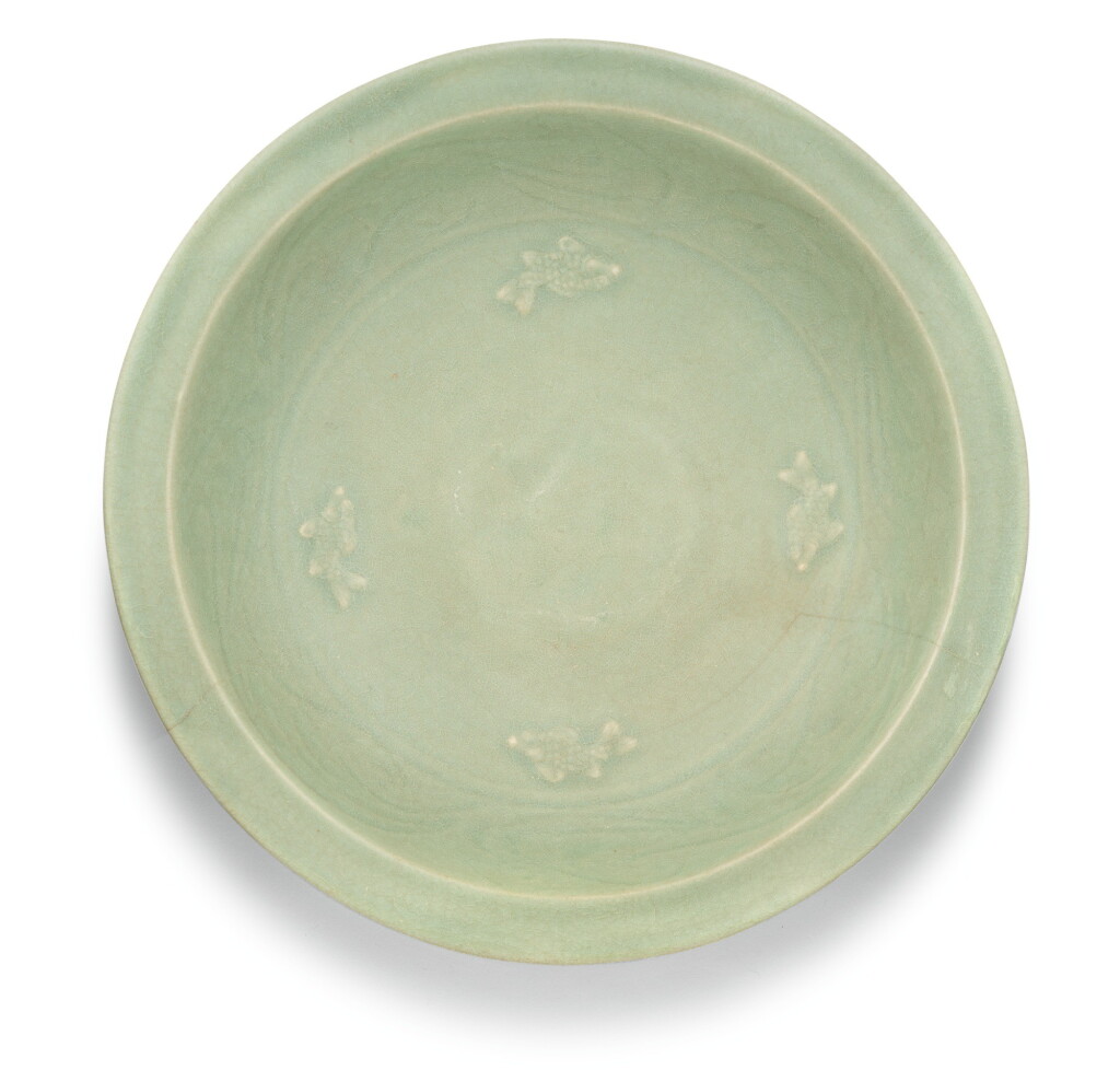 View full screen - View 1 of Lot 367. A LARGE 'LONGQUAN' CELADON 'FISH' DISH, EARLY MING DYNASTY | 明初 龍泉青釉貼花魚紋折沿盤.