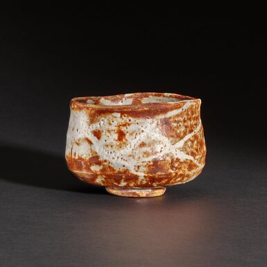 View full screen - View 1 of Lot 626. Kitaoji Rosanjin (1883-1959) A white and iron-red shino teabowl, Japan, Showa period 北大路 魯山人 (1883 - 1959年) 昭和時期 鉄紅志野茶盌.