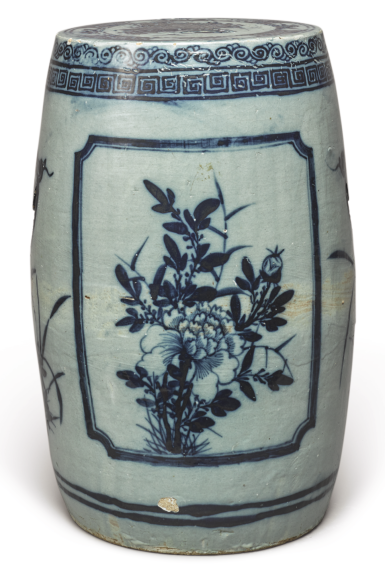 View full screen - View 1 of Lot 1065. A CHINESE BLUE AND WHITE GARDEN SEAT | 19TH / 20TH CENTURY | 十九/ 二十世紀 青花花卉圖坐墩.