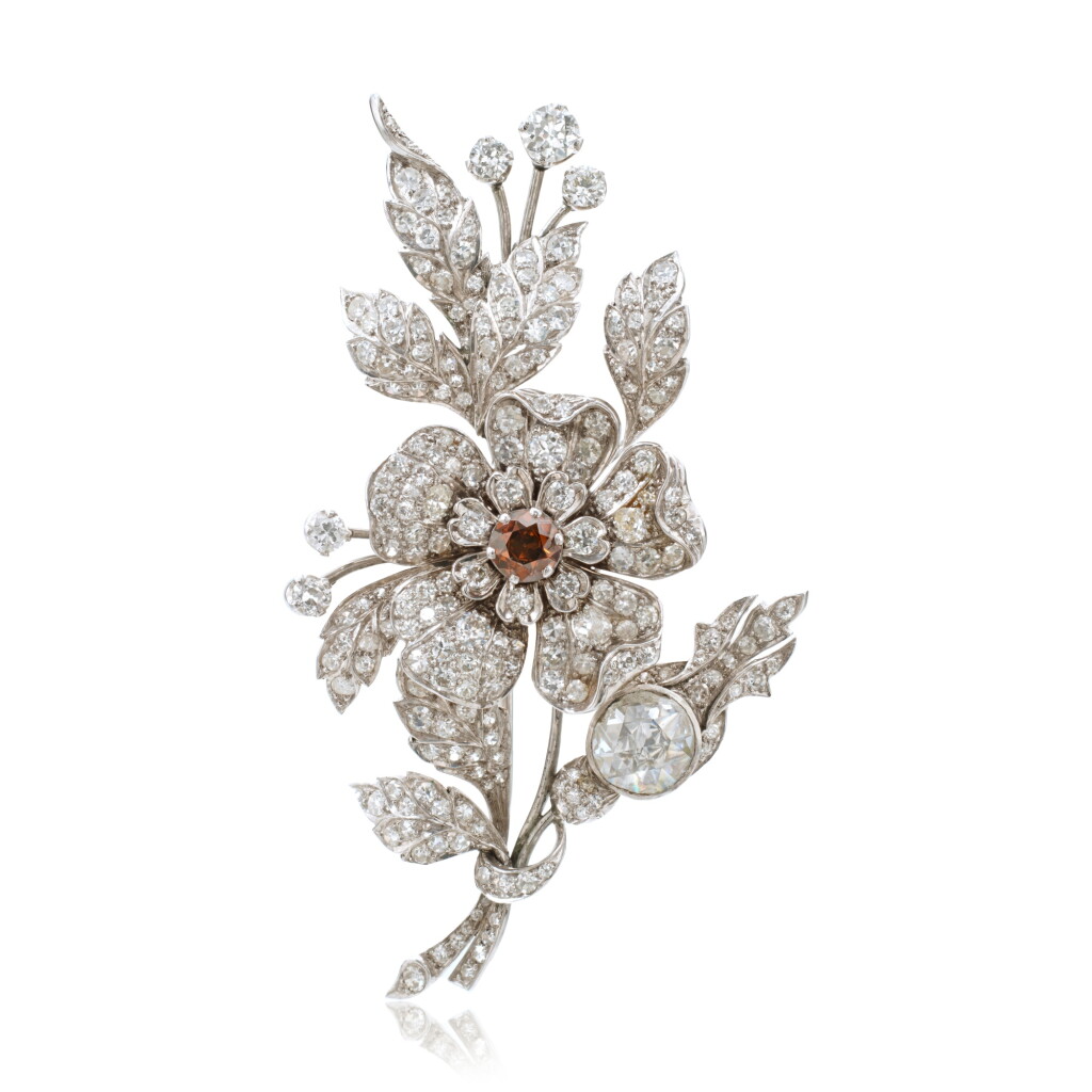 Voir en plein écran - Voir 1 du lot 815. Coloured Diamond and Diamond Brooch.