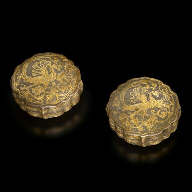 View full screen - View 1 of Lot 201. A pair of parcel-gilt silver foliate-form 'phoenix' boxes and covers, Tang dynasty | 唐 銀局部鎏金鳳紋菱花式蓋盒一對.