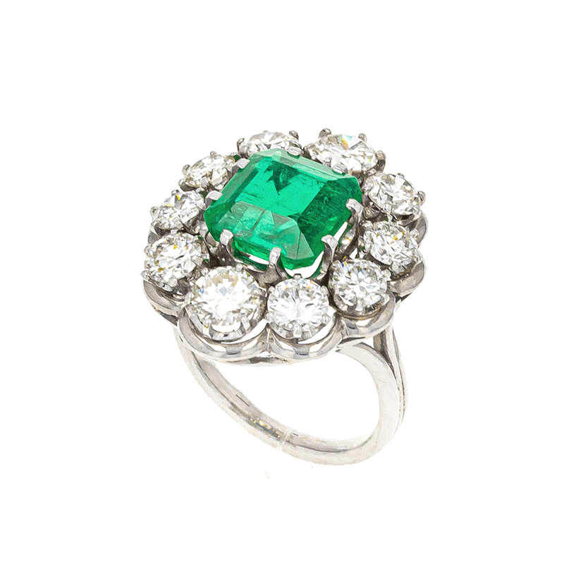 View full screen - View 1 of Lot 752. Bague émeraude et diamants | Emerald and diamond ring.