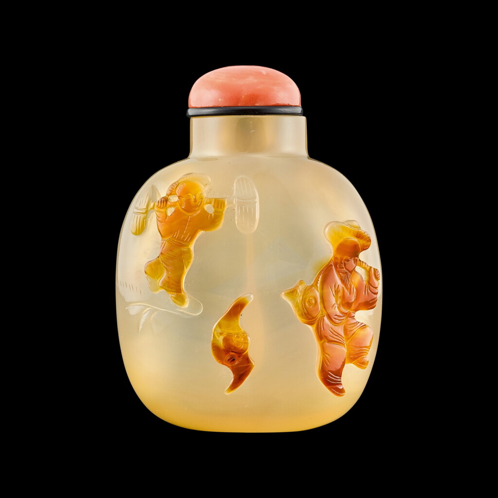 View full screen - View 1 of Lot 1076. A carved chalcedony 'figures and bat' snuff bottle Qing dynasty, 18th - 19th century | 清十八至十九世紀 玉髓巧雕人物圖鼻煙壺.