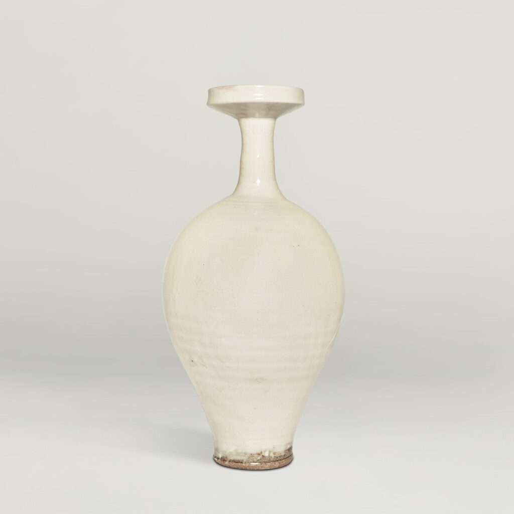 View full screen - View 1 of Lot 122. A large 'Cizhou' white-glazed vase, Liao dynasty.