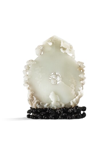 View full screen - View 1 of Lot 59. RARE DISQUE DE STYLE ARCHAÏSANT EN JADE CÉLADON PÂLE, GUIBI DYNASTIE QING, ÉPOQUE QIANLONG | 清乾隆 青白玉雕雲龍趕珠紋圭璧 | A very rare archaistic pale celadon jade disc, guibi, Qing Dynasty, Qianlong period.