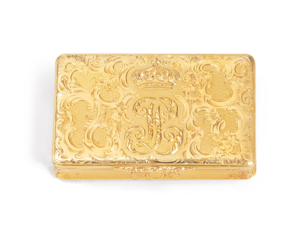 View full screen - View 1 of Lot 182. A gold Royal presentation snuff box, Alexandre-Raoul Morel, Paris, 1848-1850, retailed by Morel & Cie., London | Tabatière royale de présentation en or par Alexandre-Raoul Morel, Paris, 1848-1850, marque de vendeur de Morel & Cie., Londres.