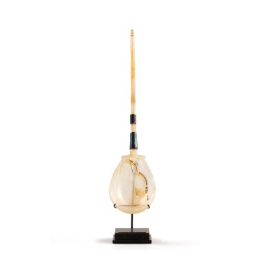 View full screen - View 1 of Lot 81. A carved grey agate spoon, Mughal, India, circa 17th-18th century | Cuillère en agate gris translucide, montures en argent ciselé.