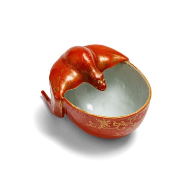 View full screen - View 1 of Lot 208. Rince pinceaux en porcelaine corail en forme de chauve-souris Dynastie Qing, XIXE siècle | 清十九世紀 珊瑚紅地描金蝙蝠抱桃水盂 | A coral ground gold-enameled 'bat' washer, Qing Dynasty, 19th century .