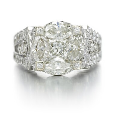 View full screen - View 1 of Lot 39. Diamond ring.