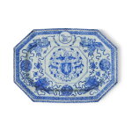 A Rare and Important Chinese Export Blue and White Armorial Chamfered Rectangular Platter, Qing Dynasty, Kangxi Period, Circa 1705 | 清康熙 約1705年 青花紋章圖八方長方大盤