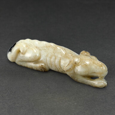 View full screen - View 1 of Lot 568. A BLACK AND GREY JADE FIGURE OF A RECUMBENT DOG EARLY QING DYNASTY | 清初 灰墨玉臥犬.