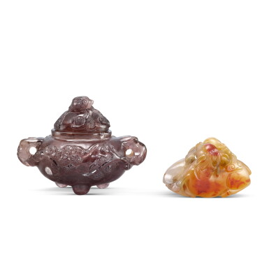 Voir en plein écran - Voir 1 du lot 2016. An agate 'deer and lingzhi' group and a small smoky quartz 'bird and pine' censer and cover, Qing dynasty, 18th - 19th century 清十八至十九世紀 瑪瑙銜芝雙鹿 及 煙晶蒼松瑞鳥紋蓋爐.