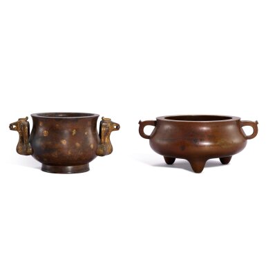 View full screen - View 1 of Lot 3626. Two bronze handled incense burners, Republican period | 民國 銅灑金鳳耳爐 《大明萬曆年製》寄託款 及 銅三足雙耳爐 《宣德年製》寄託款 .