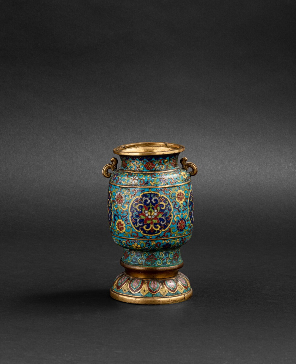 View full screen - View 1 of Lot 88. Petit vase et socle en bronze doré et émaux cloisonnés Marques et époque Qianlong | 清乾隆 掐絲琺瑯花卉紋雙耳罐 《乾隆年製》款 | A small cloisonné enamel vase and associated stand, incised four-character marks and period of Qianlong .