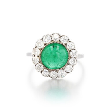 View full screen - View 1 of Lot 310. Bague émeraude et diamants | Emerald and diamond ring.