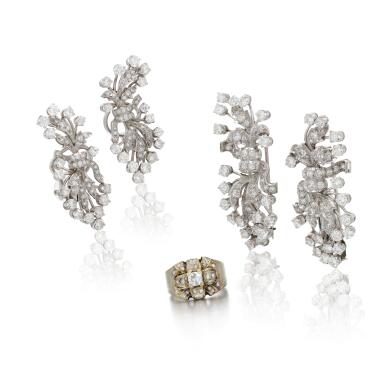 View full screen - View 1 of Lot 246. Pair of diamond ear clips, two brooches and a ring | Paio di orecchini a clip, coppia di spille ed un anello in diamanti.
