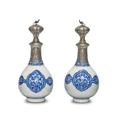 View full screen - View 1 of Lot 942. A pair of silver-mounted blue and white bottle vases, Qing dynasty, Kangxi period | 清康熙 青花花卉紋瓶一對配後鑲銀口.