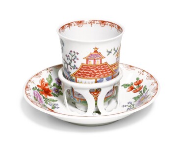 View full screen - View 1 of Lot 51. A Vienna (Du Paquier) chinoiserie beaker and trembleuse stand, Circa 1725-30.
