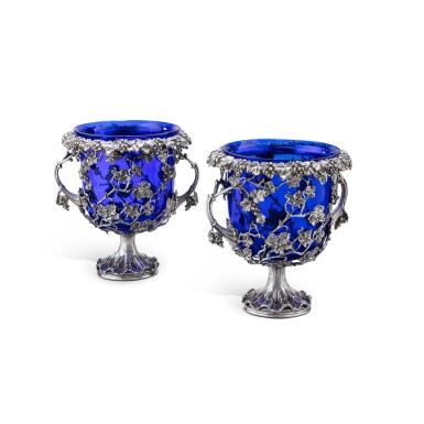 View full screen - View 1 of Lot 63. A pair of silver and blue glass wine-coolers, probably USA, 20th century | Paire de seaux à rafraichir en argent et verre bleu, probablement Etat-Unis, XXe siècle .