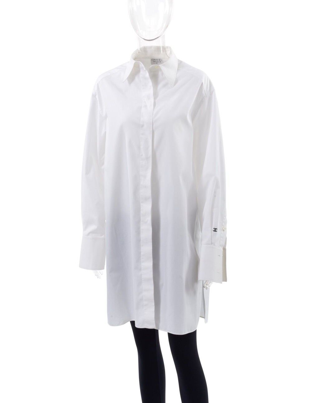 Voir en plein écran - Voir 1 du lot 164. CHANEL | OVERSIZED WHITE SHIRT AND WHITE LEATHER CHARM BELT .