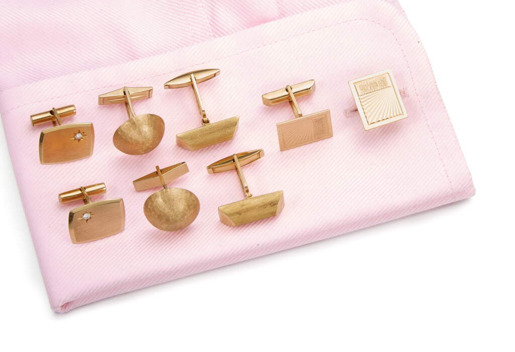 Voir en plein écran - Voir 1 du lot 1063. FOUR PAIRS OF CUFFLINKS.