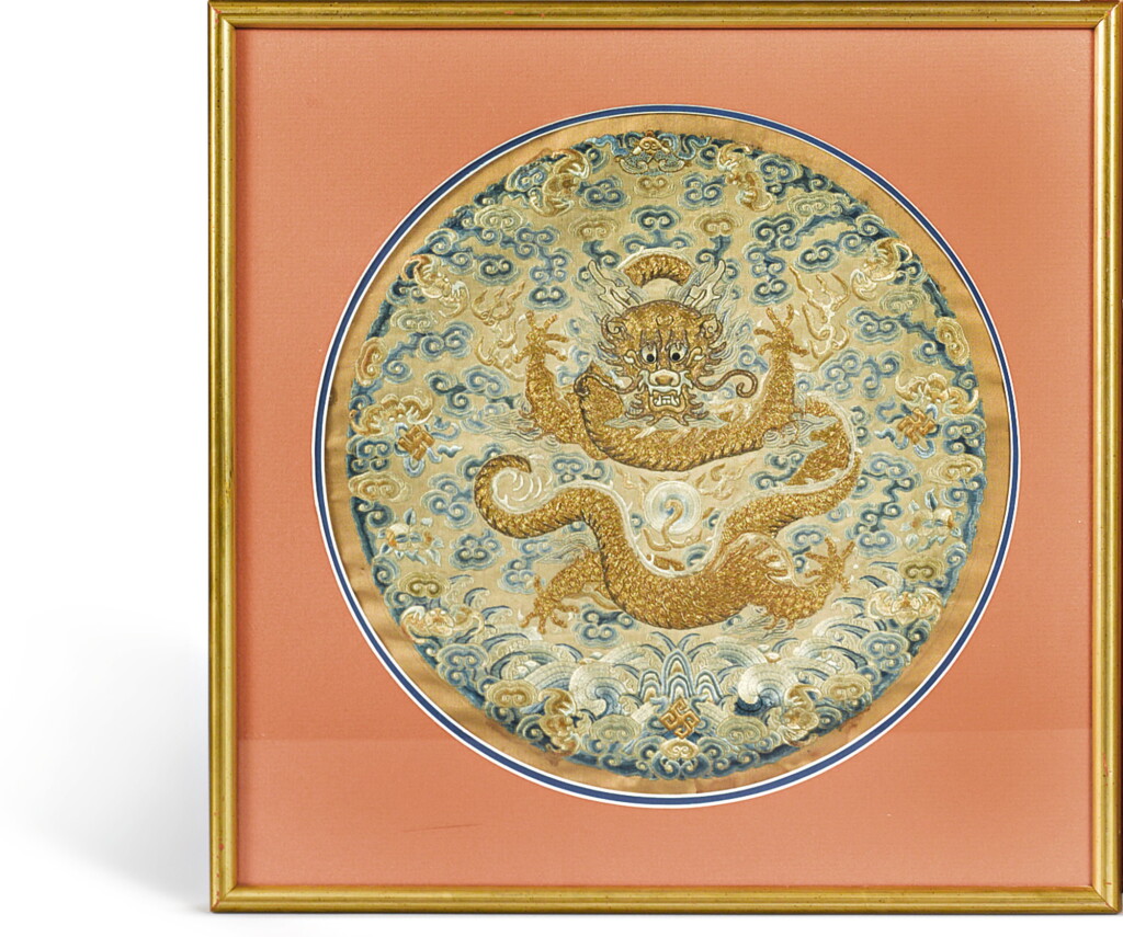 Voir en plein écran - Voir 1 du lot 1064. AN IMPERIAL SILK EMBROIDERED 'DRAGON' ROUNDEL, QING DYNASTY, 18TH / 19TH CENTURY.