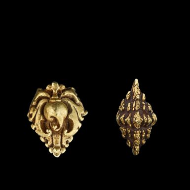 View full screen - View 1 of Lot 1074. Two solid gold ornaments Java, Indonesia, 7th - 12th century | 印尼爪哇 七至十二世紀 寶螺及須彌山形金飾一組兩件.