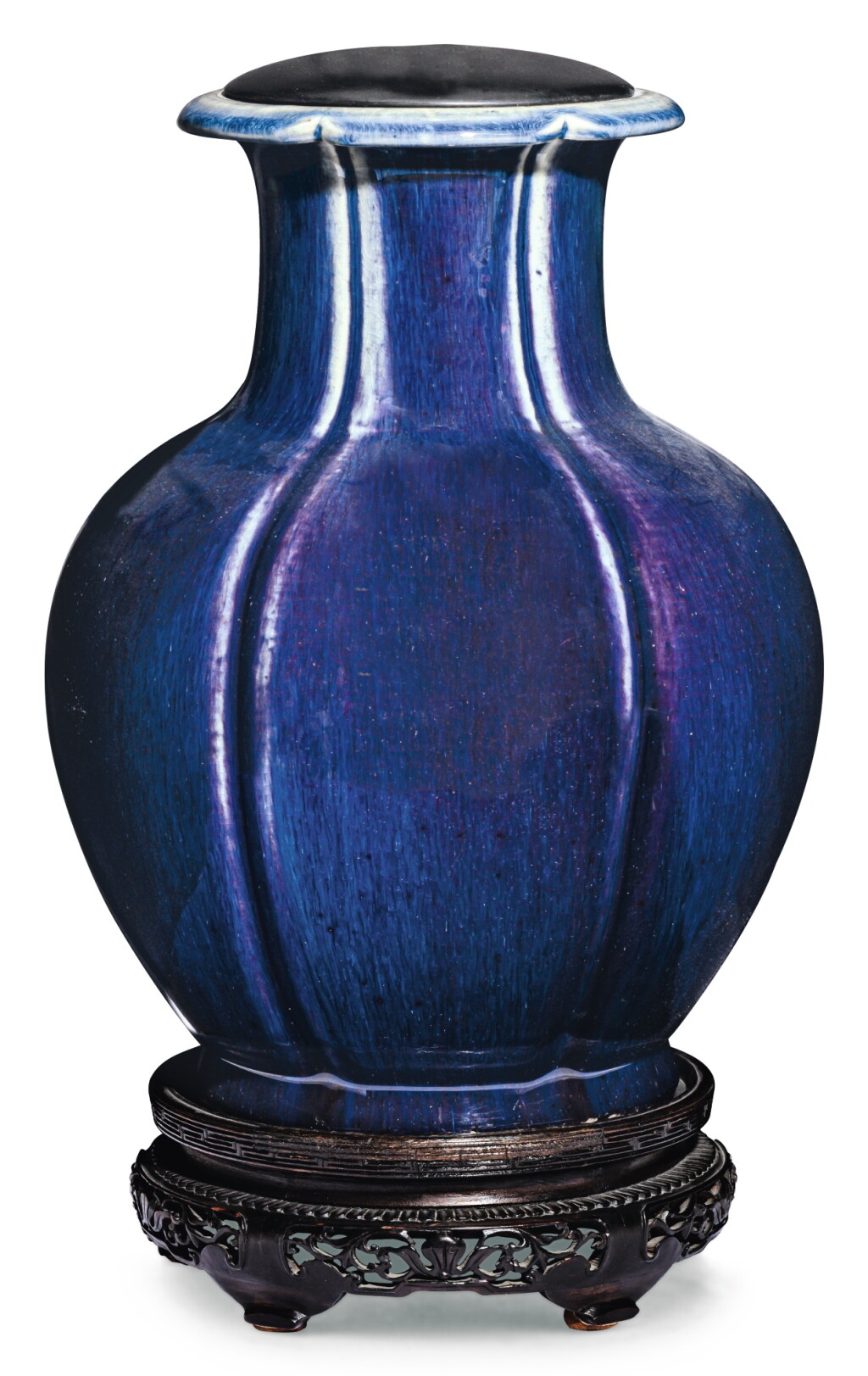 View full screen - View 1 of Lot 15. VASE EN PORCELAINE À GLAÇURE FLAMMÉE ET BRÛLE-PARFUM EN PORCELAINE À GLAÇURE BLEUE DYNASTIE QING, XIXE SIÈCLE | 清十九世紀 窰變釉石榴瓶 及 清十九世紀 藍釉三足爐 | A flambe-glazed 'pomegranate' lobed vase and a blue-glazed tripod censer, Qing Dynasty, 19th century.