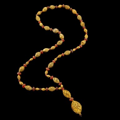 View full screen - View 1 of Lot 1069. A necklace with gold and facetted amber beads Pyu, 9th - 11th century | 九至十一世紀 驃國 金及琥珀珠鍊.