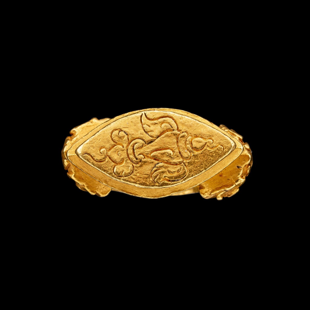 View full screen - View 1 of Lot 1021. A gold 'Vishnu' ring Java, Indonesia, 10th - 12th century | 十至十二世紀 印尼爪哇 毗濕奴紋金戒指.