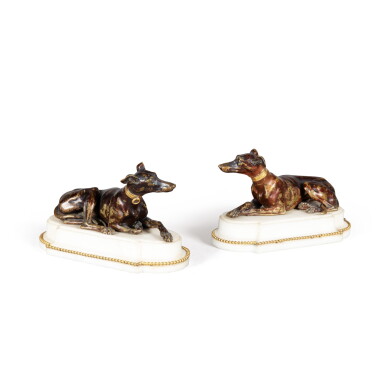 View full screen - View 1 of Lot 264. A pair of patinated bronze paper weights, Louis XVI, circa 1780 | Paire de plaques à papier aux lévriers en bronze patiné et marbre blanc d'époque Louis XVI, vers 1780.