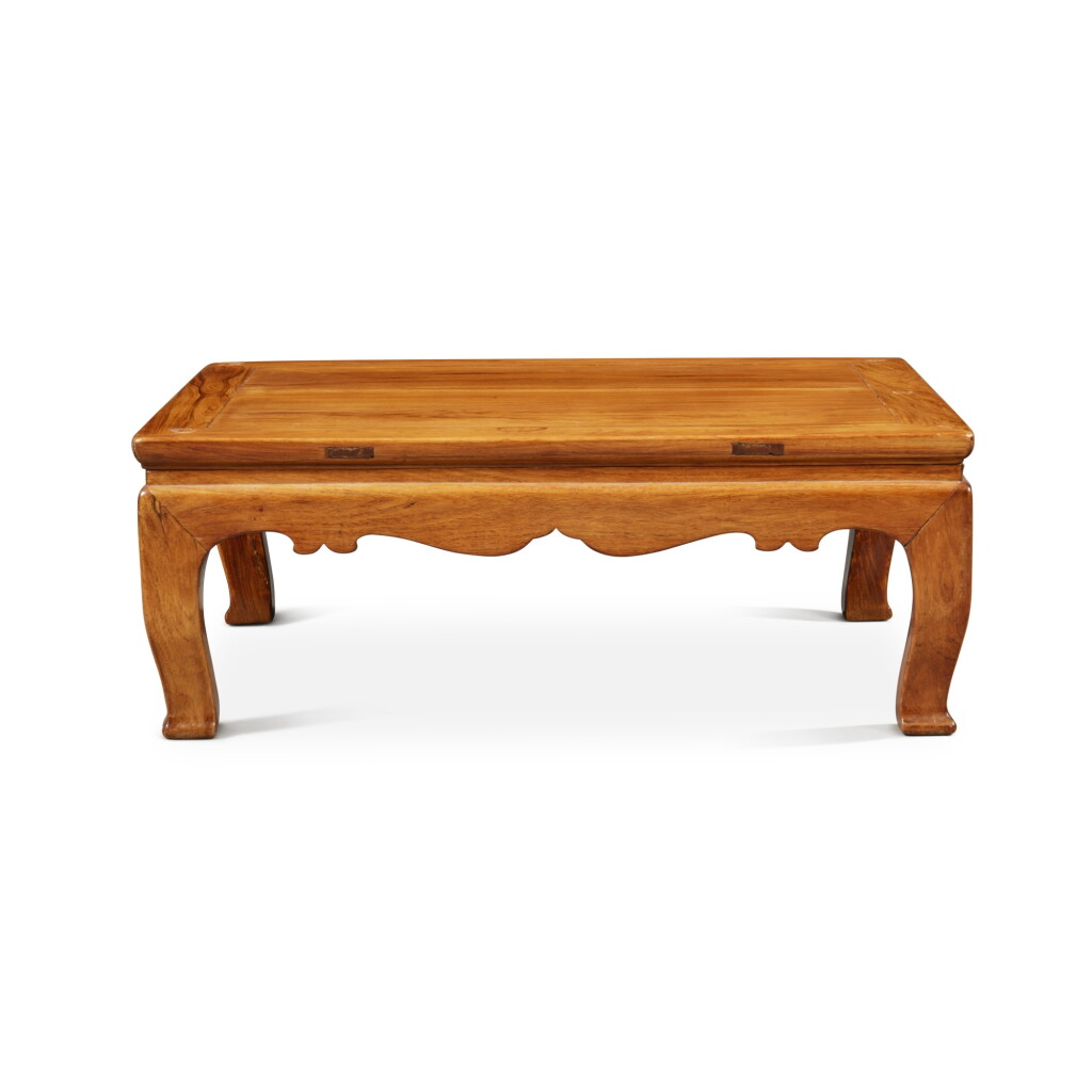 View full screen - View 1 of Lot 1352. A small 'huali' low table (Kangzhuo), Qing dynasty, 19th century | 清十九世紀 花梨有束腰小炕桌.