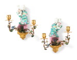 A pair of Louis XV painted metal and gilt-bronze mounted Chinese porcelain two-light wall-lights| Paire d’appliques à deux lumières aux figures Hô Hô en porcelaine de Chine du XVIIIe siècle, tôle peinte et monture de bronze doré d'époque Louis XV