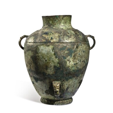 View full screen - View 1 of Lot 534. A rare inscribed archaic bronze ritual wine vessel (Lei), Late Shang dynasty | 商末 尺罍.