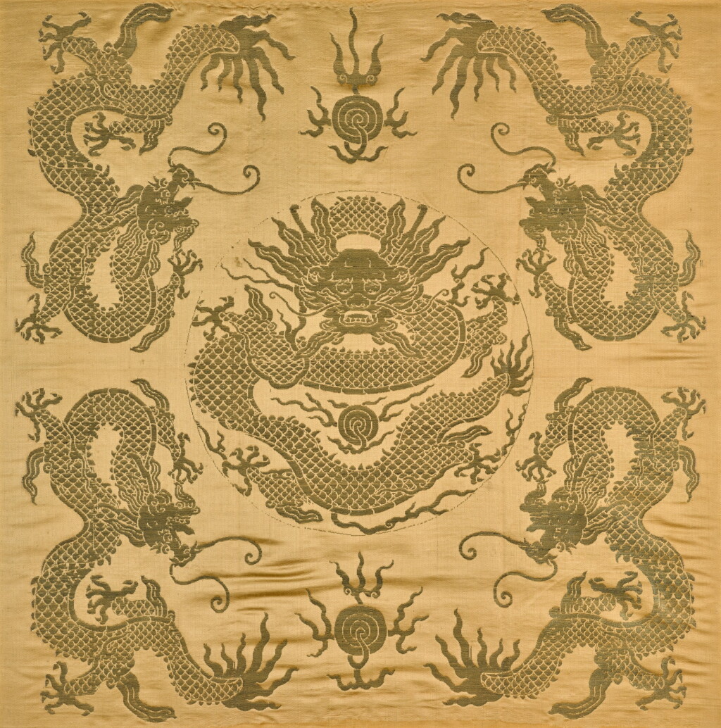 全螢幕檢視 - 查看111A PALE YELLOW-GROUND SILK BROCADE 'DRAGON' PANEL QING DYNASTY, 19TH CENTURY | 清十九世紀 黃地錦織五龍趕珠紋墊面的1