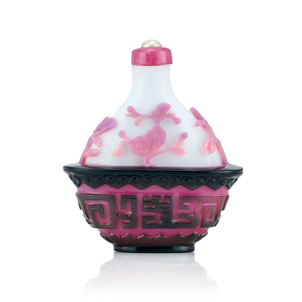 View full screen - View 1 of Lot 3001. A Pink and Green Double-Overlay Glass 'Flowers and Archaistic Bronze Vessel' Snuff Bottle Qing Dynasty, 18th - 19th Century | 清十八至十九世紀 涅白地套粉綠料花籃式鼻煙壺.
