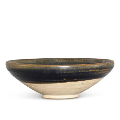 View full screen - View 1 of Lot 370. A NORTHERN BLACK-GLAZED RUSSET-STREAKED BOWL JIN - YUAN DYNASTY | 金至元 北方窰黑釉鏽斑歛口盌.