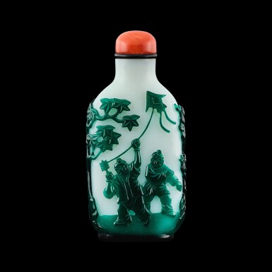 View full screen - View 1 of Lot 1014. A green overlay glass 'boys' snuff bottle, Qing dynasty, 19th century | 清十九世紀 涅白地套綠料嬰戲圖鼻煙壺.