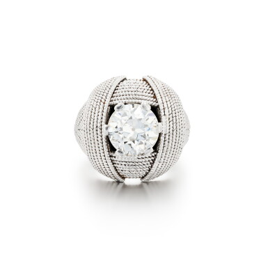 View full screen - View 1 of Lot 132. Bague diamant | Diamond ring.