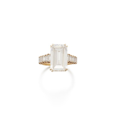 View full screen - View 1 of Lot 916. Diamond ring .
