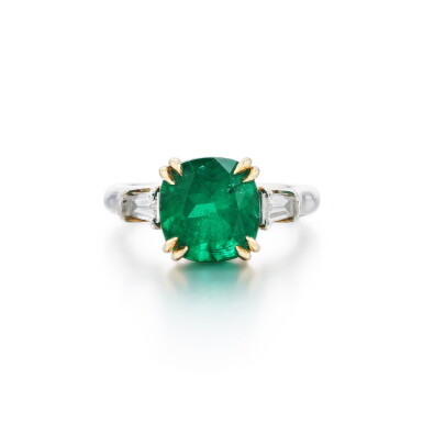 View full screen - View 1 of Lot 81. Bague émeraude et diamants | Emerald and diamond ring.
