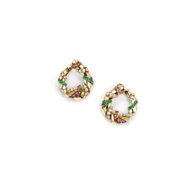 View full screen - View 1 of Lot 48. PAIRE DE CLIPS D'OREILLE PIERRES DE COULEUR ET DIAMANTS | PAIR OF GEM SET AND DIAMOND EAR CLIPS.