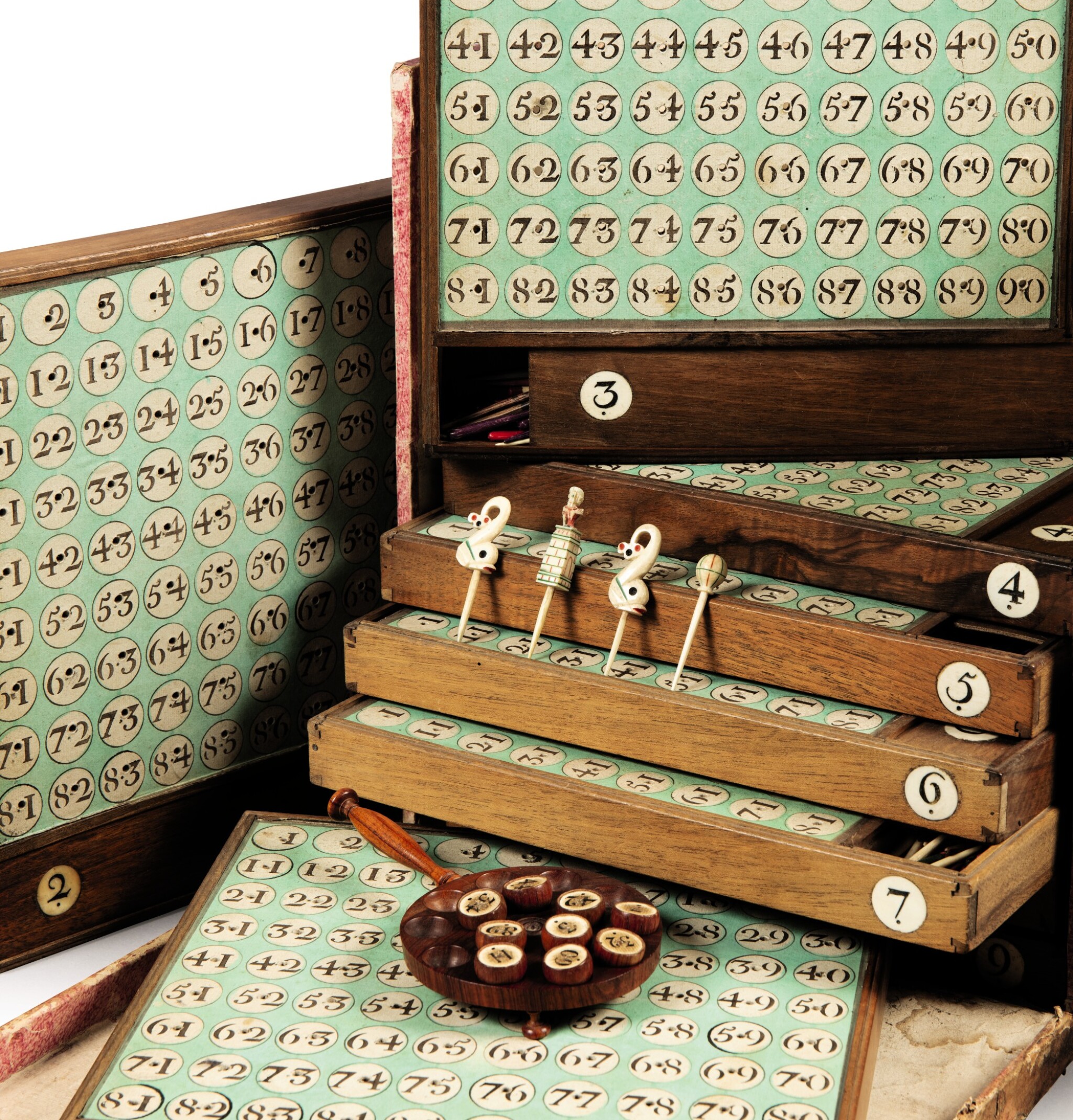 Jeu du loto Dauphin dans un coffret en acajou massif. Il ouv Jeu du loto Dauphin dans un coffret en acajou massif. Il ouv